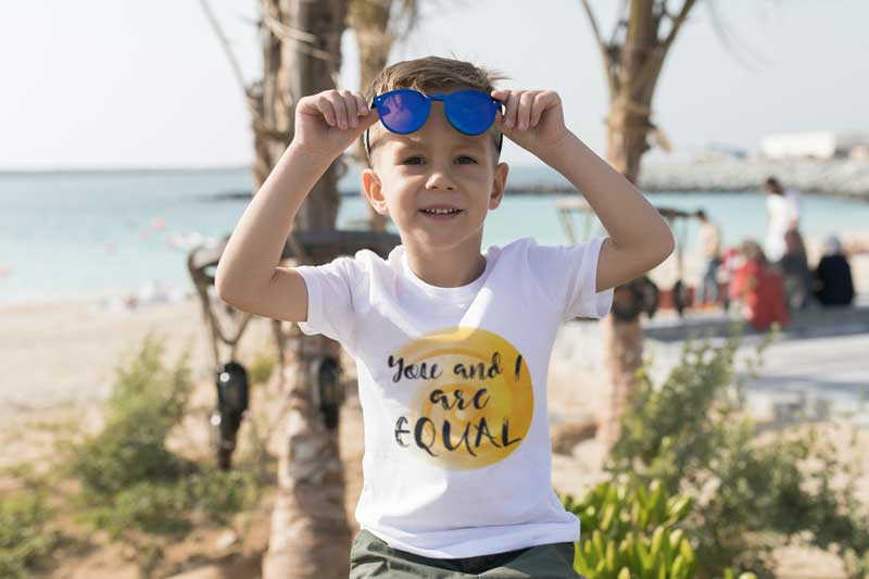 Child with T-shirt and sunglasses