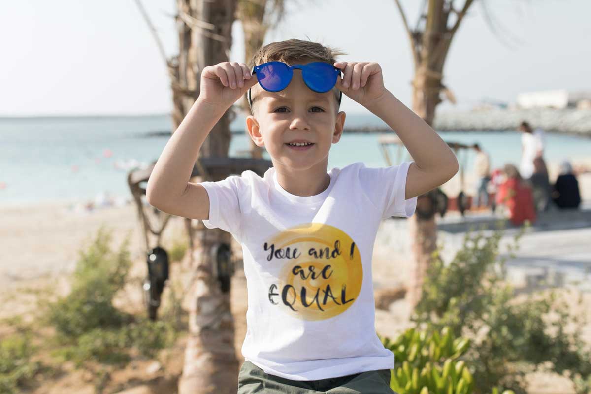 Child with T-shirt and sunglasses