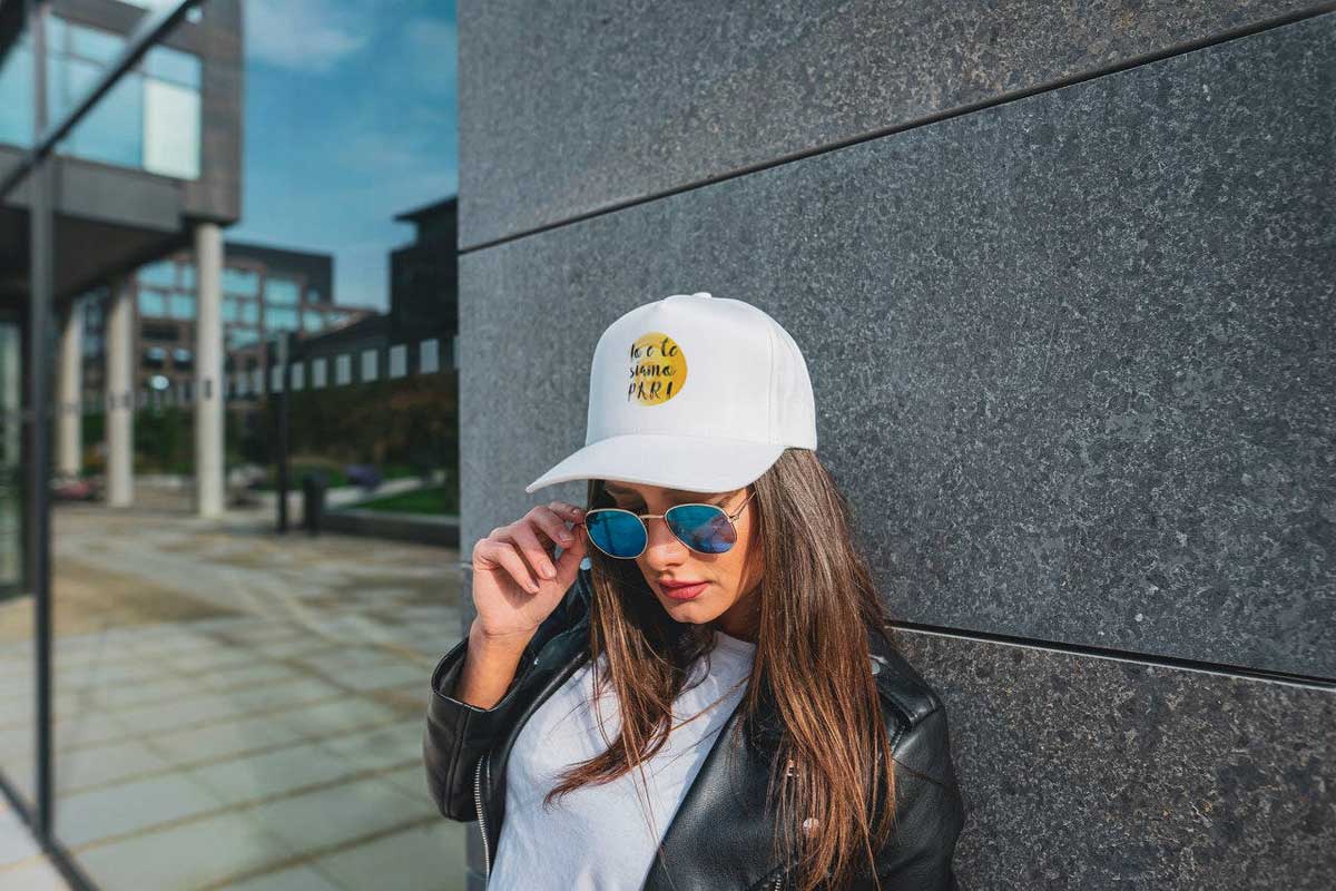 Ragazza con cappellino