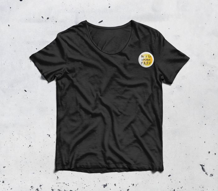 T-shirt nera e spilletta